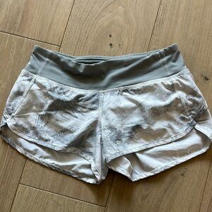 LULULEMON speed up 2.5” shorts size 2